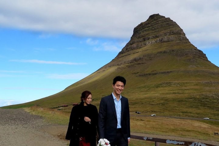 8. Pareja asiática en la montaña Kirkjufell en Islandia. Foto - lameato feliz (Flickr)