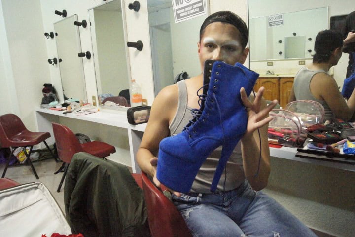 8. Drag Queen Vaxxine enseñando bota de su vestuario. Foto - El Souvenir