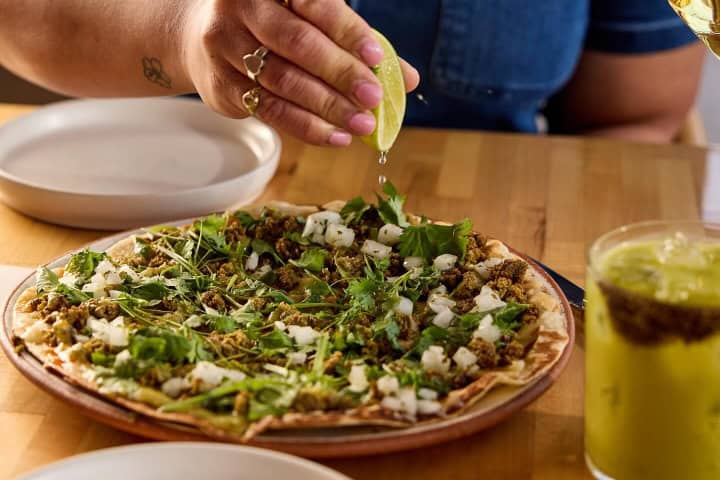 8. Gringa con chorizo verde servida en Alma Fonda Fina. Foto - @almalohidenver (Instagram)