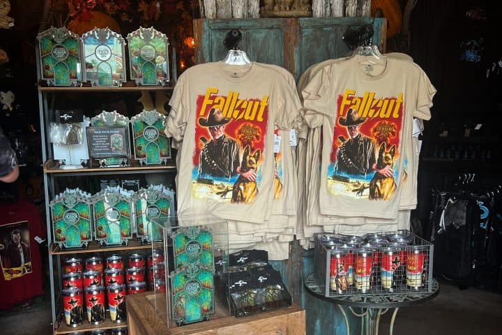 9. Mercancía de Fallout Halloween Horror Nights. Foto - @SpeculationMatt (X)