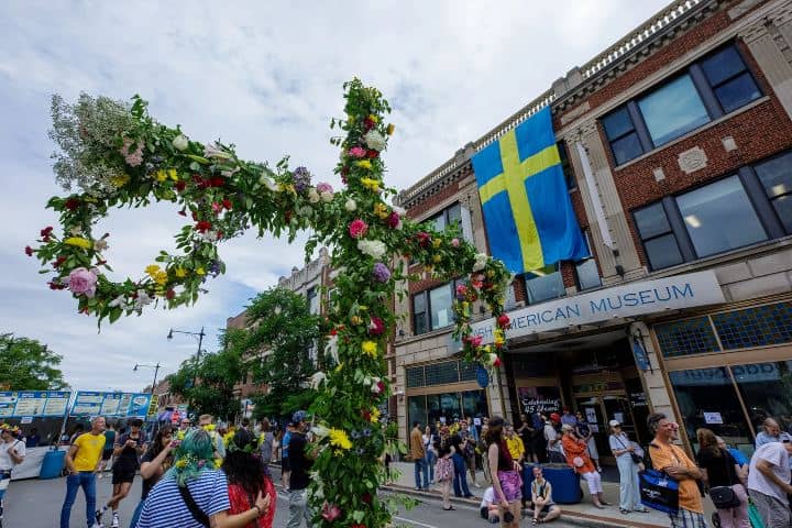 9. Izar el maypole durante el Midsommarfest en Illinois. Foto - Block Club Chicago