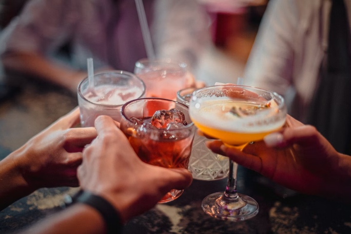 9. Amigos brindando con diferentes bebidas. Foto - Egor Myznik (Unsplash)