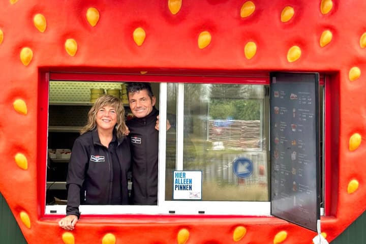 1. (De izquierda a derecha) Birgitte y Jan. Foto - Aardbeien Drive-in J&B (Facebook)