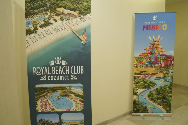 1. Anuncios de Royal Beach Club Cozumel y Perfect Day Mexico. Foto - El Souvenir