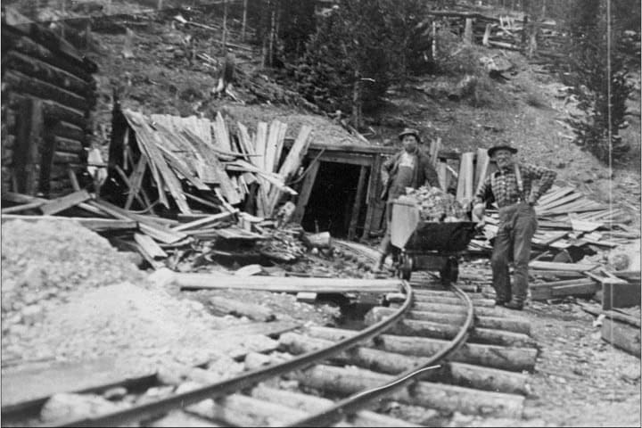 1. Antigua fotografía de mineros en Park City. Foto - Park City Museum