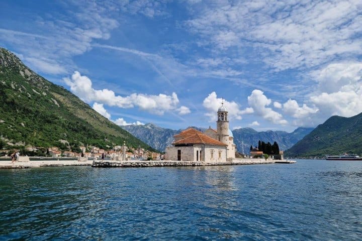 1. Isla de Nuestra Señora de las Rocas en español en Montenegro. Foto - Reisgelukjes