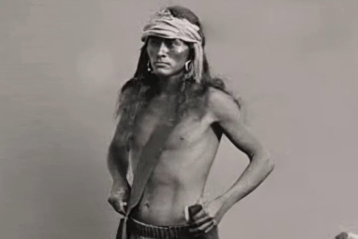 1. Fotografía de apache, utilizada para representar a los zacatecos, debido a sus grandes similitudes de estilo de vida nómada. Foto - MemoFin (YouTube)
