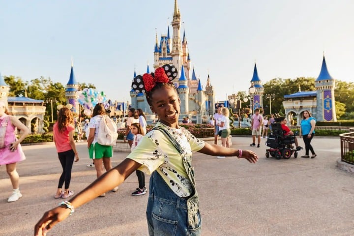 1. Visitante en Disneyland, California. Foto - Working not Working