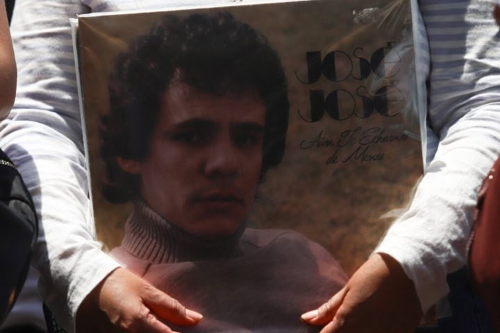 1. Manos sosteniendo álbum de José José. Foto - 24 Horas
