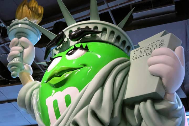 1. Figura de M&M como la Estatua de la Libertad. Foto - Alamy