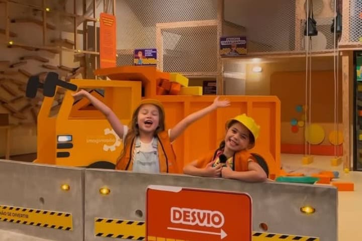 1. Niños en la sala interactiva "Pequeños Constructores" del Museo de la Imaginación. Foto - @museudaimaginacao (Instagram)