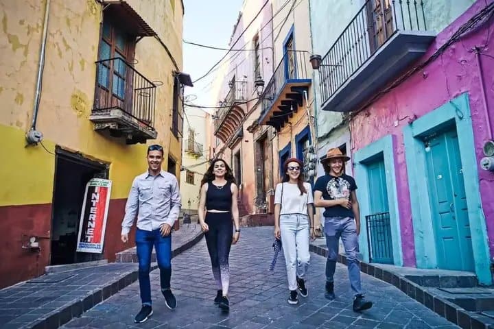 1. Viajeros caminando por las calles de Guanajuato. Foto – Líder Empresarial