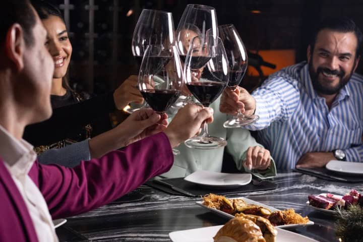 1. Brindis en Mochomos León. Foto - Mochomos León (Facebook)