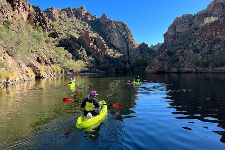 1. Kayak en el lago Saguaro en Arizona. Foto - GetYourGuide