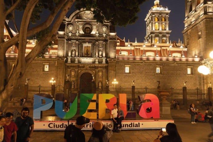 1. Visitantes en el Centro de Puebla. Foto - Alamy