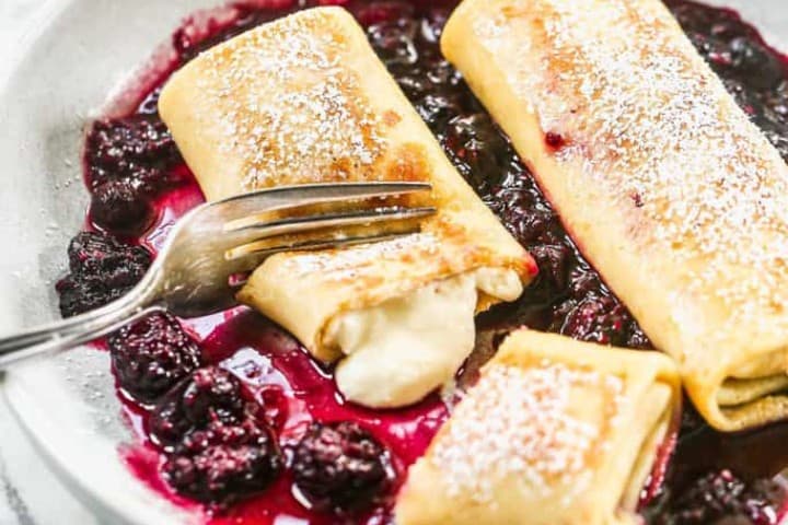 1. Tenedor partiendo Blintzes. Foto - Tastes Better From Scratch