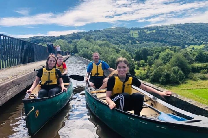 1. Familia disfrutando recorrido por el acueducto Pontcysyllte. Foto - TNR al aire libre