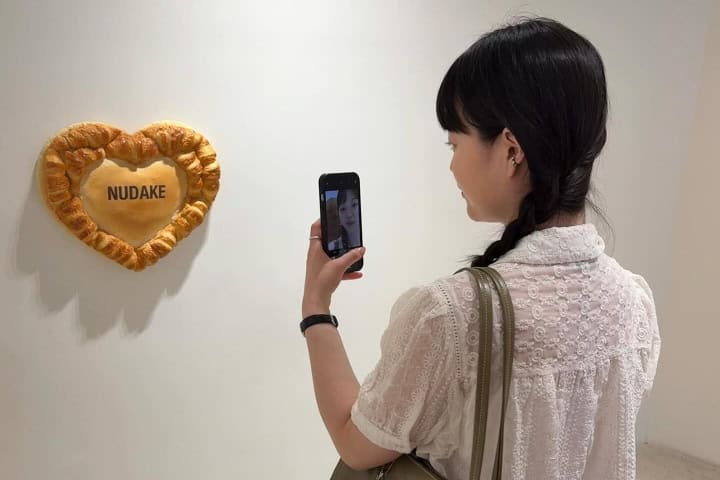 10. Visitante en tomando fotografía a pieza de NUDAKE. Foto - @jwjwjw.jiwon (Instagram)