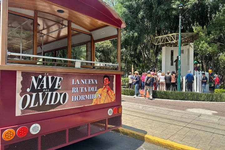 10. Parada en escultura de José José de la Nave del Olvido. Foto - Alcaldía de Azcapotzalco (Facebook)
