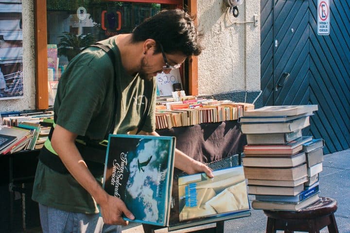 10. Visitante mirando libros en oferta. Foto - @libreroenandanzas (Instagram)