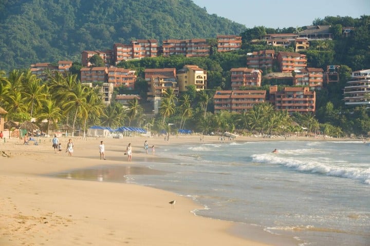 10. Playa caminando en playa de Ixtapa. Foto - Alamy