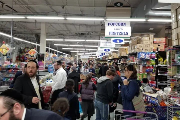 10. Compradores en KRM Kollel Supermarket. Foto – Avrami Segal (Abe) (Google)