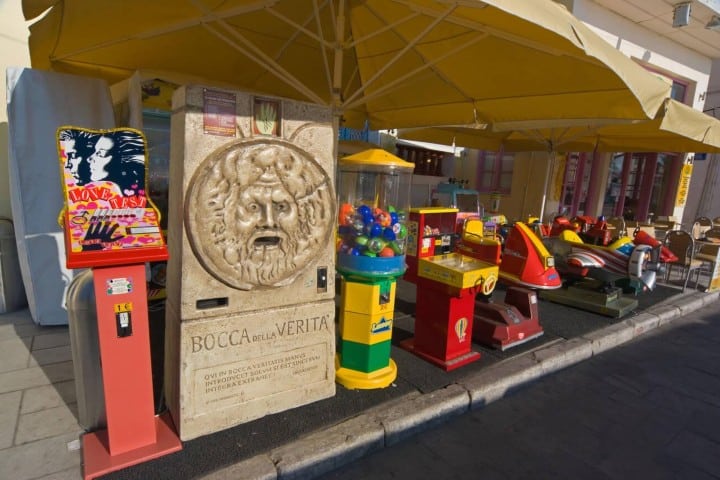 10. Maquina de la Boca de la Verdad junto a otros juegos. Foto - Alamy