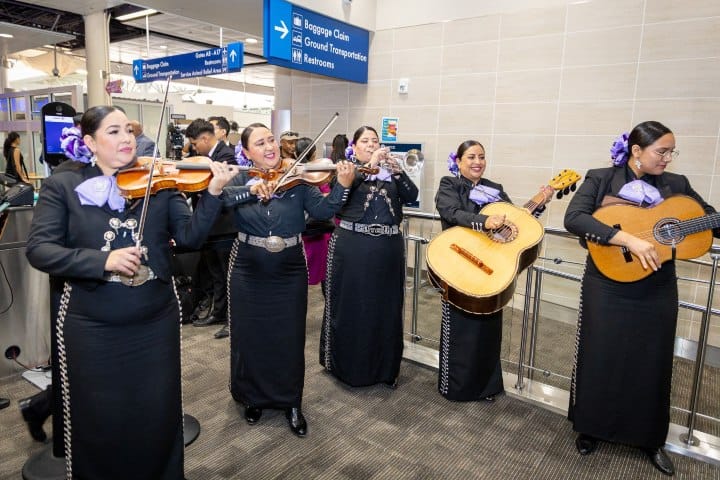 10. Mariachis en el vuelo inaugural de San Antonio a San Luis Potosí. Foto - San Antonio International Airport (SAT) (LinkedIn)