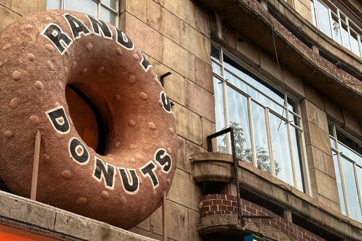 10. Dona gigante de Randy's Donuts en México. Foto - @foodiegoodie__ (Instagram)