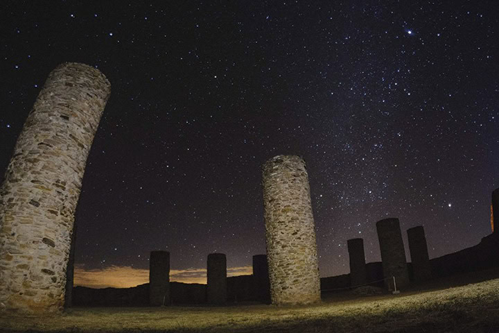 11. Vista nocturna de las columnas en la plaza de La Quemada. Foto - Zacatecas ¡Deslumbrante!