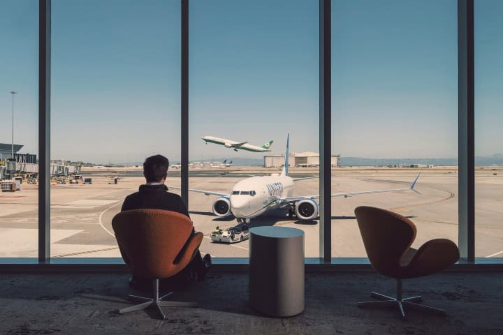 11. Ventanas con vista a la pista de aterrizaje de SFO Airport. Foto – San Francisco International Airport (SFO) (Facebook)
