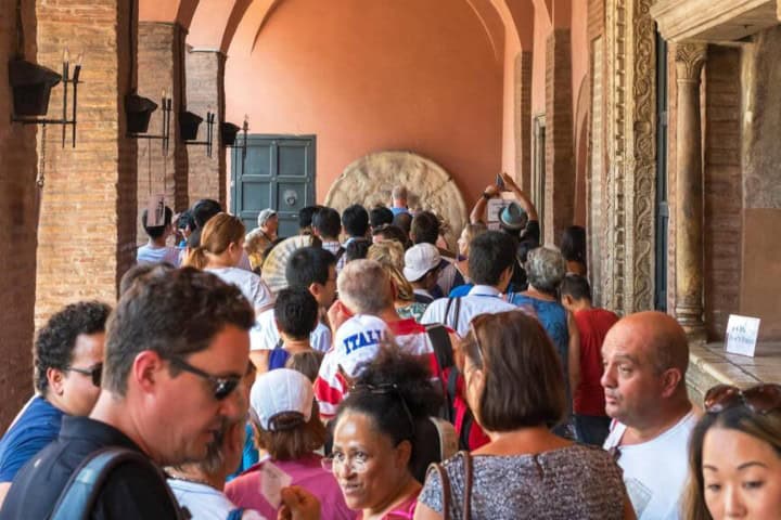 11. Fila para fotografiarse con la Bocca della Veritá. Foto - Alamy