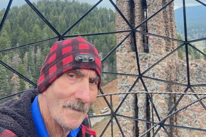 12. Jim Bishop en su castillo. Foto - @alwayschooseadventures (Instagram)