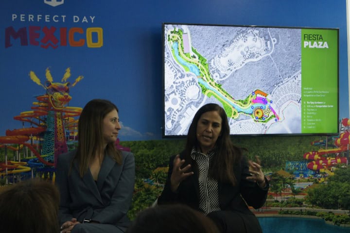 13. (De izquierda a derecha) Daniella Hoffman ( Vicepresidenta Asociada de Desarrollo de Productos en Royal Caribbean) e Itzel Valdés (Vicepresidenta para América Latina y el Caribe en Royal Caribbean ) durante conferencia. Foto - El Souvenir