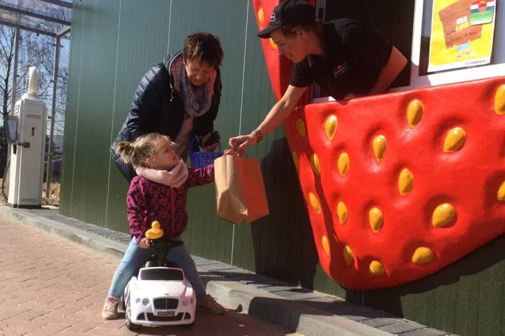 13. Niña en pequeño auto pasando por Aardbeien Drive-in. Foto - Sjanny Wijdeven (Facebook)