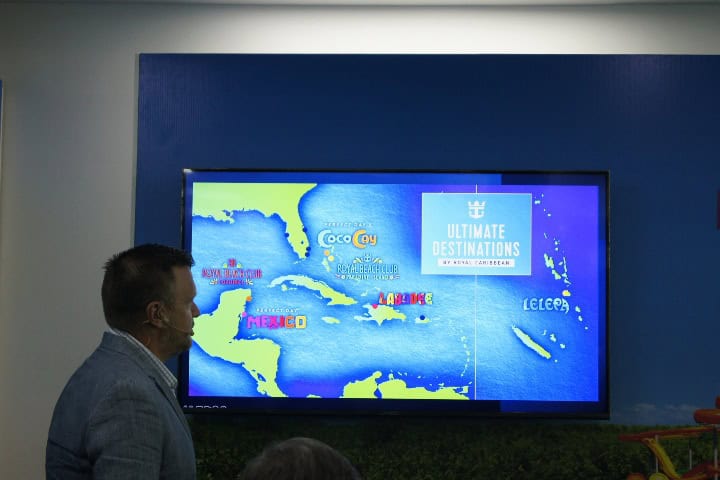 14. Jay Schneider mostrando ultimos destinos de Royal Caribbean. Foto - El Souvenir