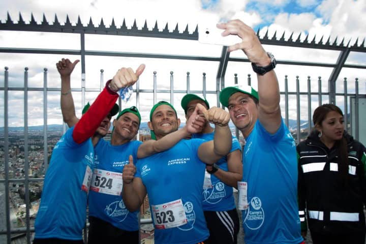 14. Corredores tomándose una foto tras una carrera vertical. Foto - Alamy