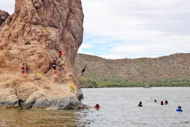 15. Viajeros en Saguaro Lake. Foto - Simply Wander