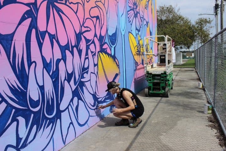 17. Artista pintando mural para el SHINE Mural Festival. Foto - St Pete Rising