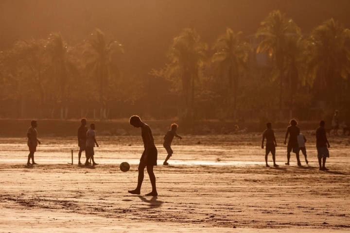 2. Jóvenes jugando fútbol en Playa Samara, Costa Rica. Foto - Alamy