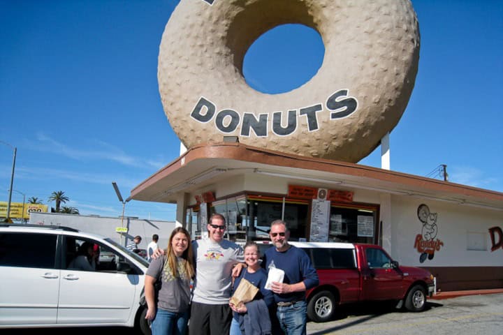 2. Familia en Randy's Donuts. Foto - Tales of the Flowers (Blogger)
