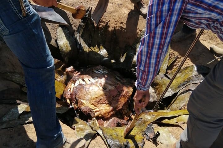 2. Barbacoa en horno de tierra. Foto - @AmadorAguillon (X)