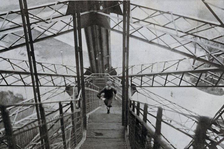 2. Carrera vertical en la Torre Eiffel, 1905. Foto - Getty Images