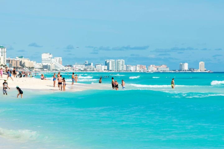 2. Vacacionistas en Cancún. Foto - Alamy
