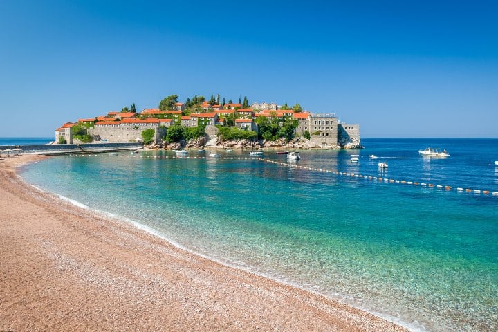 2. Costa en el poblado Sveti Stefan en Montenegro. Foto - Iberostar