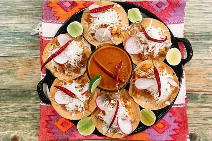 2. Tostadas de pozole seco. Foto – Cocineros Mexicanos (Youtube)