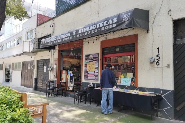 2. Librero en Andanzas en Bajío, 156. Foto - José Luis Peláez (Google)