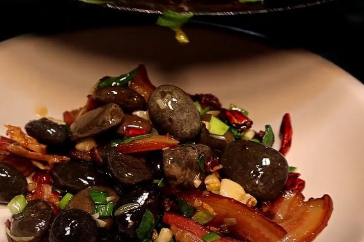 2. Sirviendo plato de Suodiu con tocino. Foto - 小食光光 (Aperitivos ligeros)