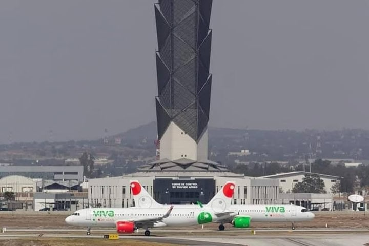 2. Aviones de Viva frente a la torre de control del AIFA. Foto - @molletemex (Instagram)