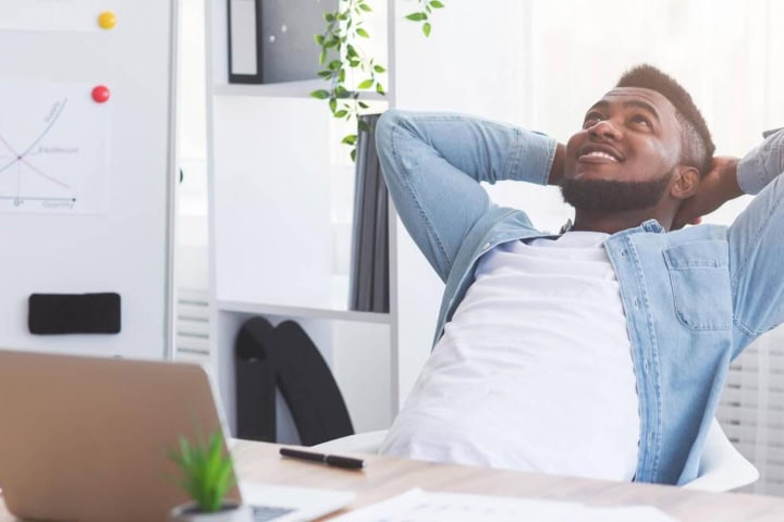 2. Persona en computadora. Foto - Alamy